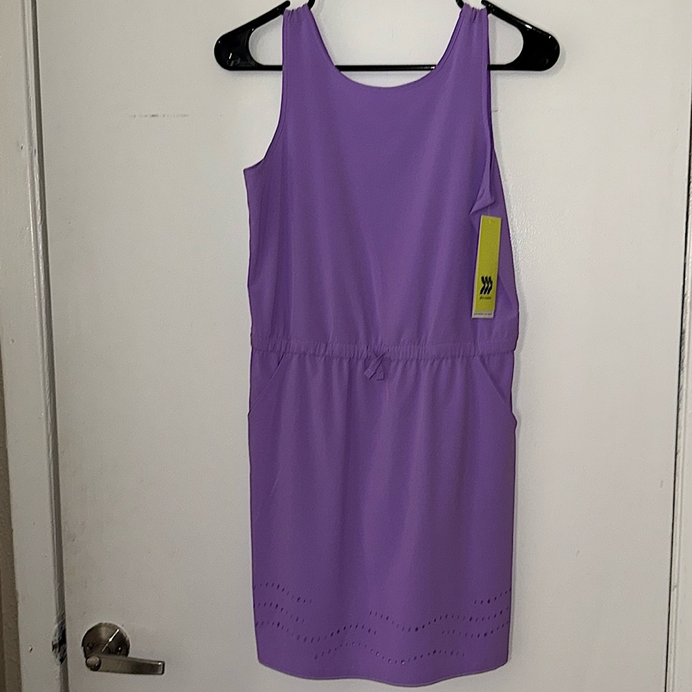 This beautiful vibrant dress is brand new and perfect for the spring and summer
